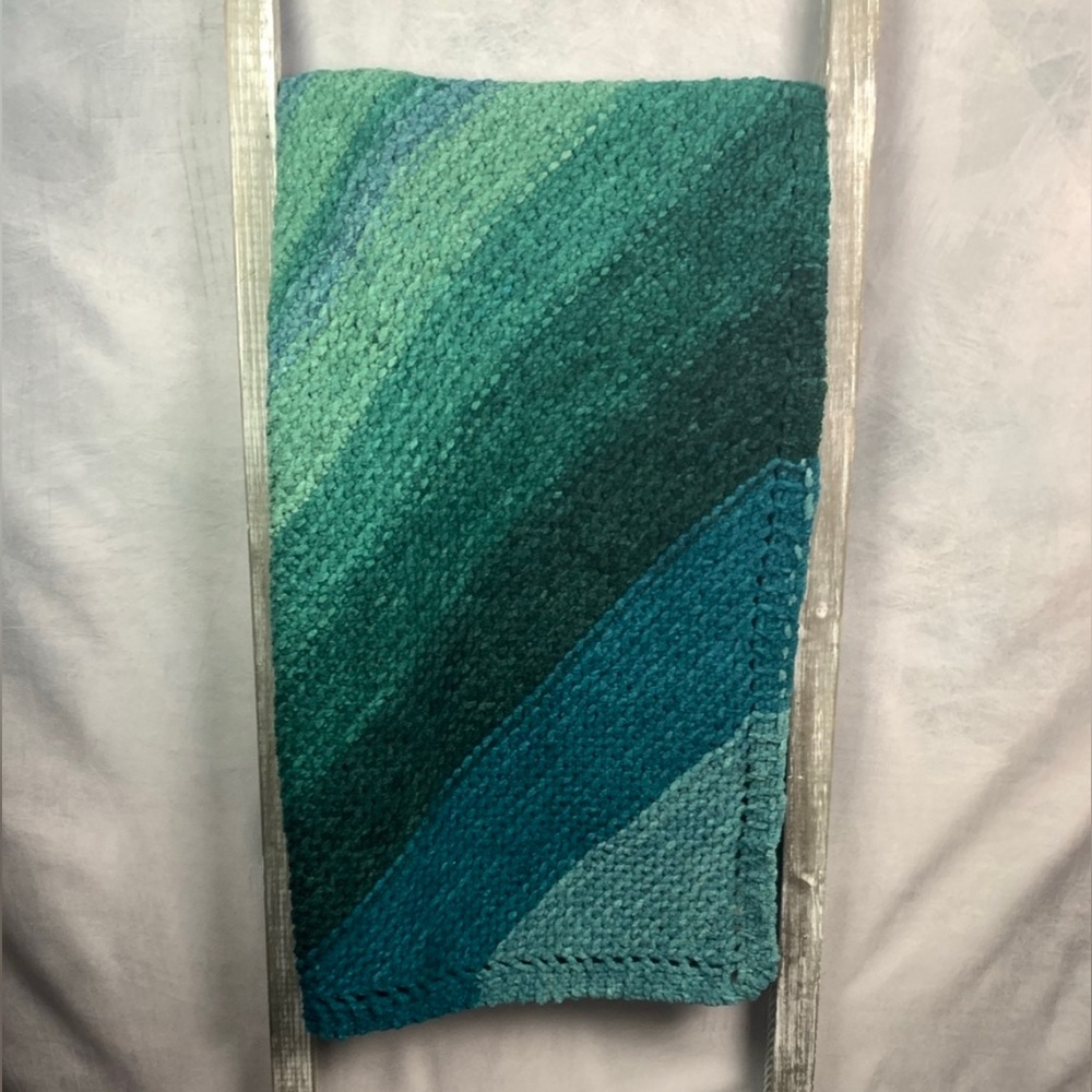 NWT Dark Green Variegated Throw Blanket